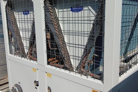 Bơm nhiệt cho xưởng giặt công nghiệp: Cách duy trì nước nóng 65°C ổn định và giảm áp lực công suất giờ cao điểm