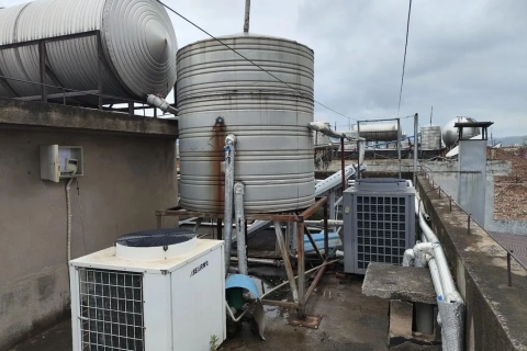 Thiết kế hệ thống nước nóng công nghiệp cho nhà máy đồ uống: tách tải CIP, rửa chai và sinh hoạt để giảm công suất đỉnh
