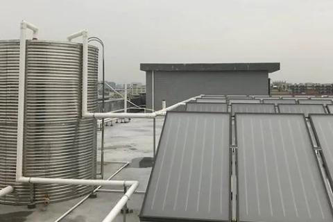 Thiết kế hệ thống nước nóng công nghiệp cho nhà máy chế biến thủy sản: cách giữ ổn định 60°C ở điểm dùng xa mà vẫn tiết kiệm điện